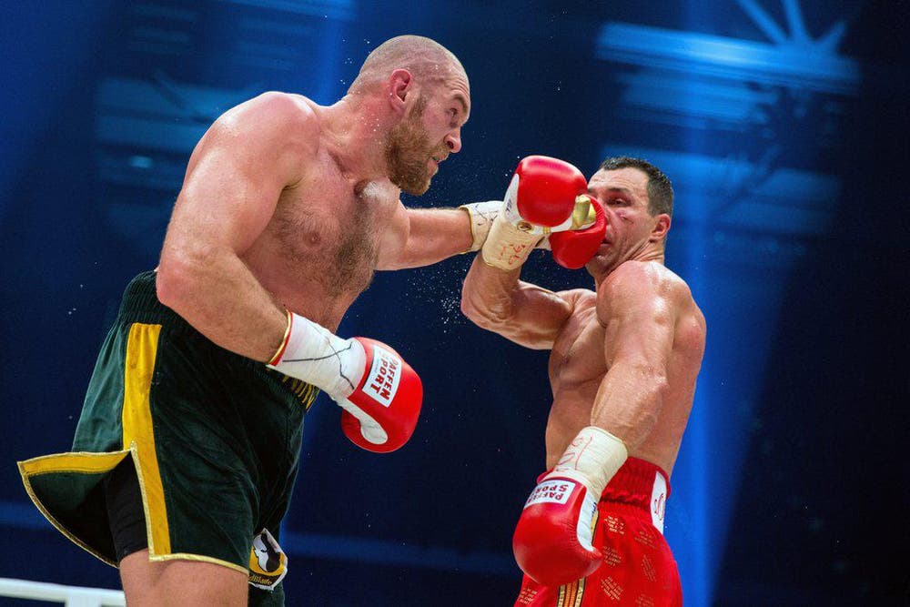 Vladimir Klitschko (rechts) verpasst Tyson Fury einen Schlag. Am Ende gewinnt Fury den WM-Kampf in Düsseldorf nach Punkten. (Bild: EPA / Rolf Vennenbernd)
