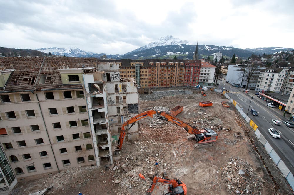Bis Ende April dauern die Rückbauarbeiten der aktuell grössten Stadtluzerner Baustelle. (Bild: Dominik Wunderli / Neue LZ)