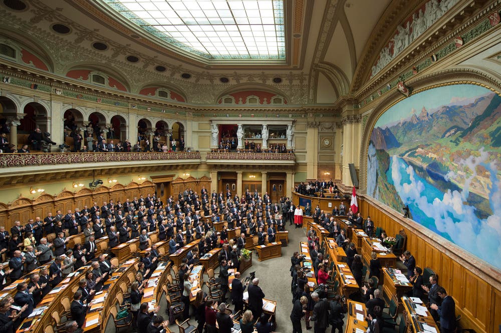 Sicht in den Nationalratssaal mit der Bundesversammlung. (Bild: KEYSTONE / PETER SCHNEIDER)