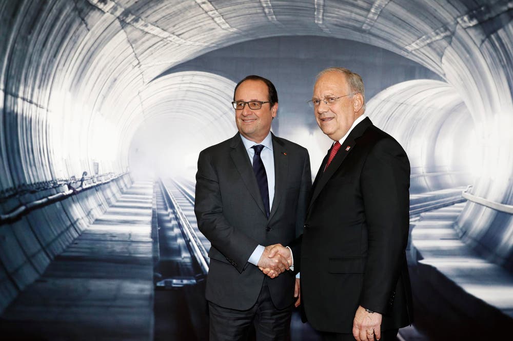 Johann Schneider-Ammann nimmt sich Frankreichs Präsident François Hollande zur Seite. (Bild: Keystone / Peter Klaunzer / Pool)