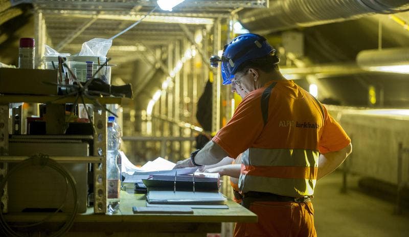 28. Mai 2014: Zwei Arbeiter in einem Technikraum, von welchem aus die Ventilatoren des Tunnels mit Normalstrom von 220 Volt versorgt werden. (Bild: Keystone)