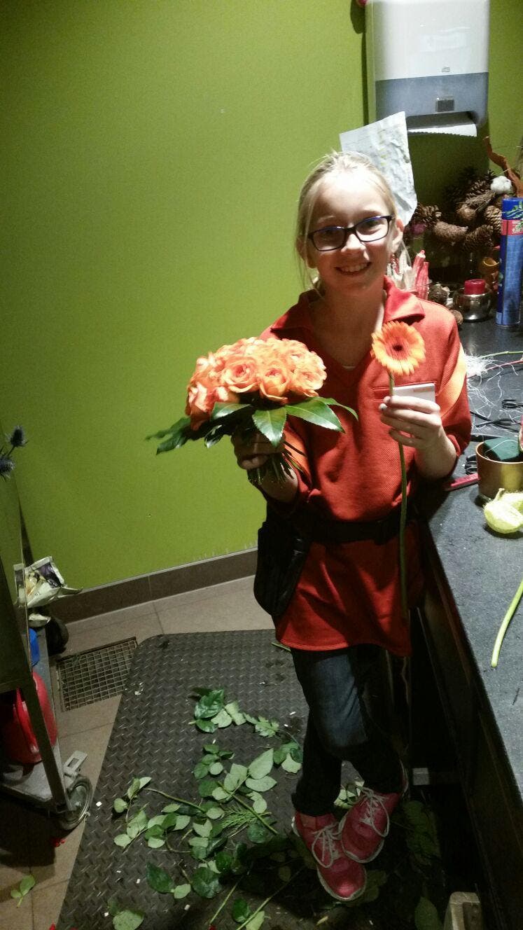 Ladina beim "Blumenbinden" in der Migros Rigimärt, Küssnacht (Bild: Herbert Bisang)