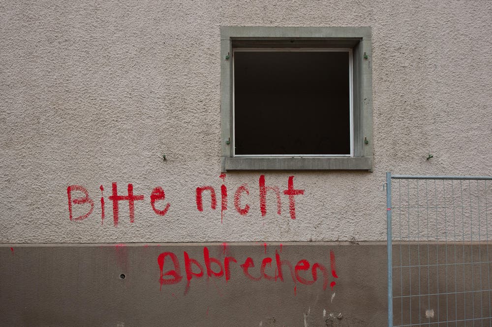 Mit insgesamt rund 1200 bis 1500 Lastwagenfahrten wird der Bauschutt von der Baustelle abtransportiert. (Bild: Dominik Wunderli / Neue LZ)
