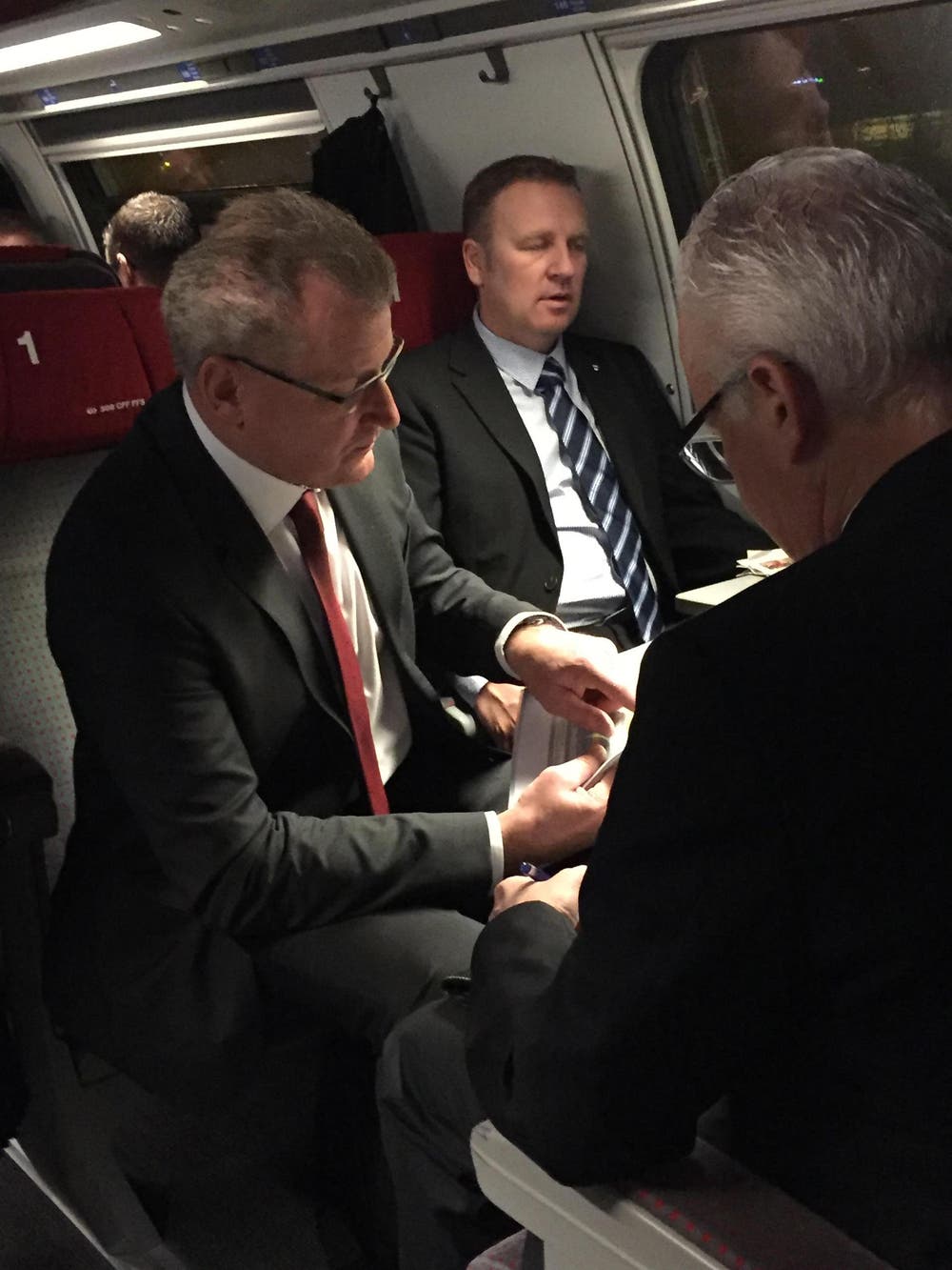 Der Zuger Landamman Heinz Tännler bespricht sich mit der Baarer Delegation.