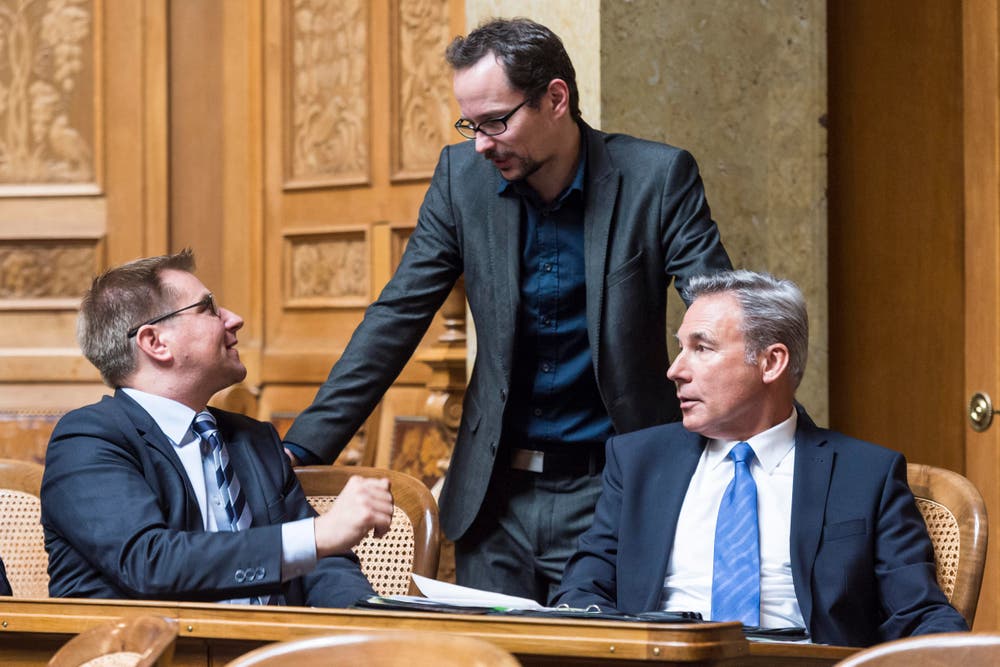 SVP Präsident Toni Brunner, links, diskutiert mit Balthasar Glaettli, GP-ZH, Mitte, und SVP Fraktionschef Adrian Amstutz, BE. (Bild: LUKAS LEHMANN)