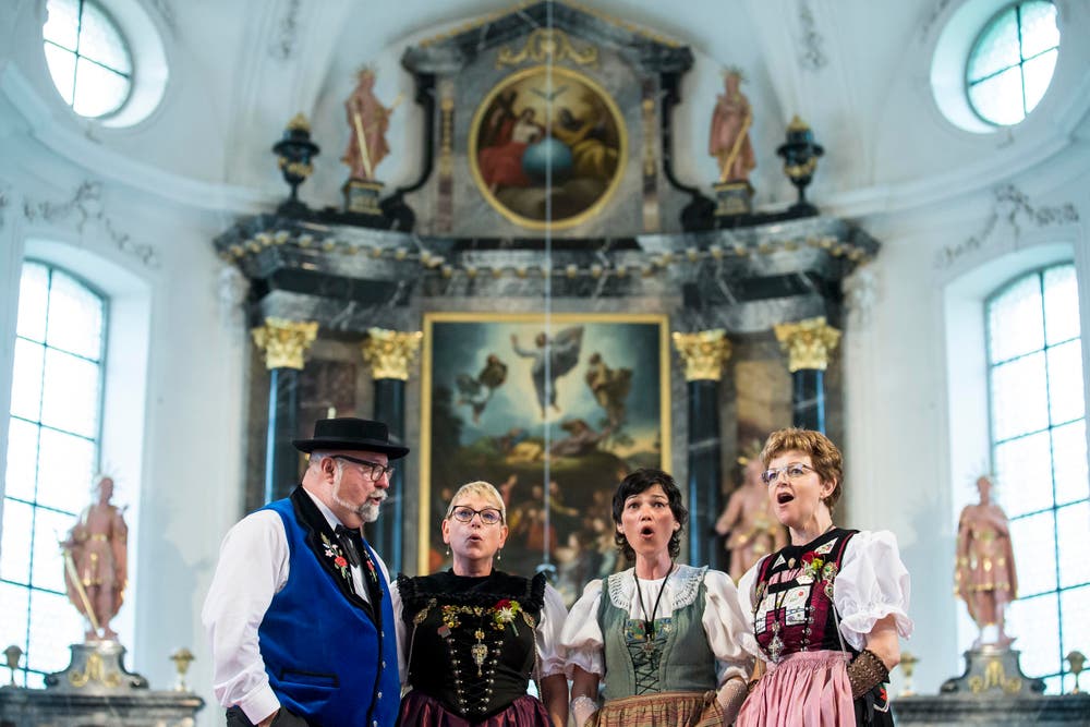 Franz-Markus Stadelmann, Romy Fallegger, Irma Cespedes-Bucher und Christina Bucher-Tanner, von links, beim Wettvortrag in der Katholischen Pfarrkirche. (Bild: Alexandra Wey/Keystone)