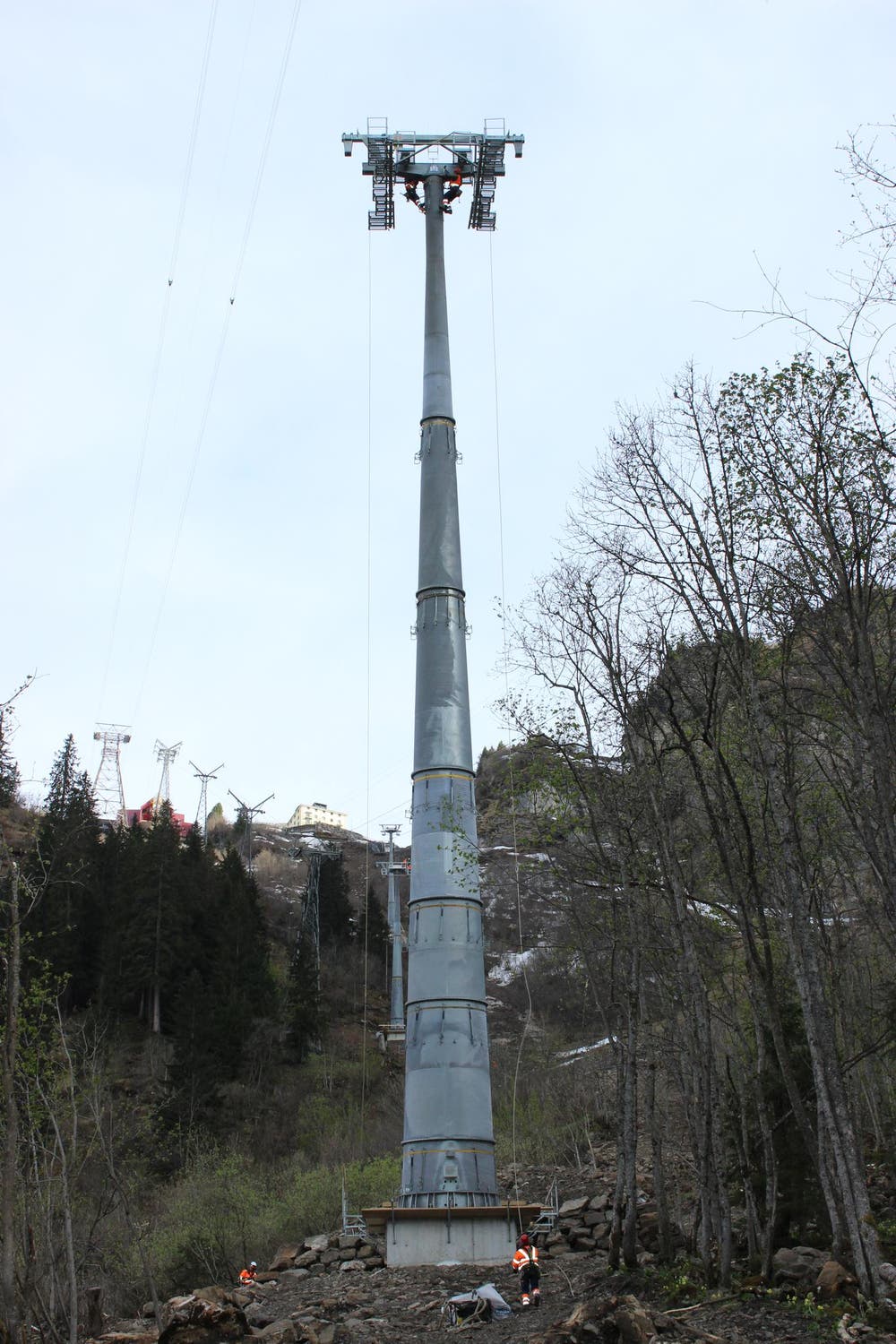 Die höchste Stütze ist 34 Meter hoch und besteht aus rund 10 Teilen. (Bild: Mike Bacher)