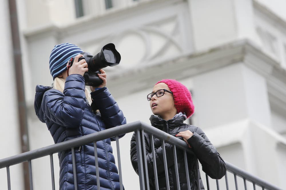 Lena Kelter (liniks) und Malaika Layhani fotografieren für einen Artikel der Neuen Zuger Zeitung. (Bild: Stefan Kaiser / Neue ZZ)