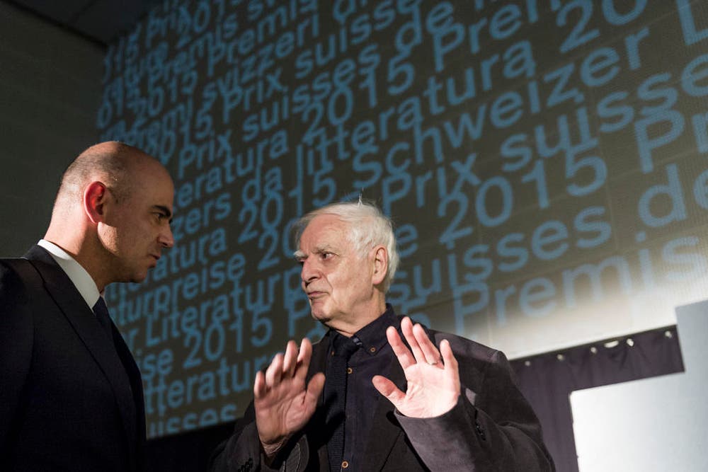 Bundesrat Alain Berset (links) gratuliert dem Schweizer Schriftsteller Adolf Muschg, der für sein Lebenswerk mit dem Grand Prix geehrt wird. (Bild: Keystone / Alexxandro della Valle)