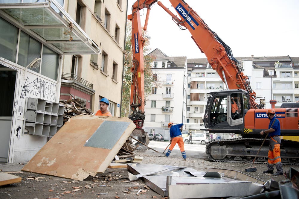 Am Montag hat der Abbruch der Siedlung Himmelrich 3 in der Neustadt gestartet. Sie wird zurückgebaut – eine Abrissbirne sucht man vergeblich. (Bild: Corinne Glanzmann / Neue LZ)