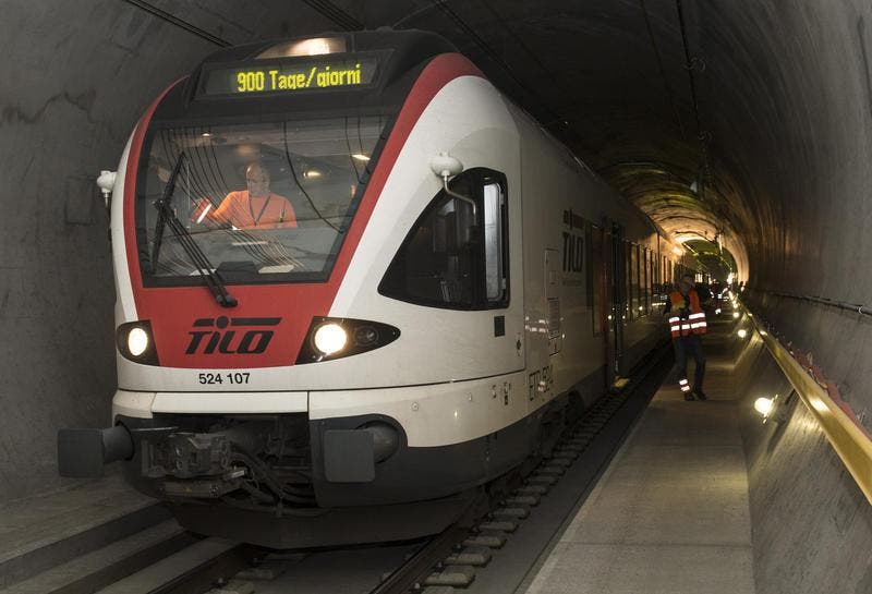 16.12.2013: Der Testzug, 15 Kilometer im Tunnel. (Bild: Keystone)