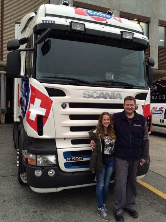 Sarah mit Papi vor dem Lastwagen bei der Blättler AG Littag (Emmi) (Bild: Dani Lisibach)