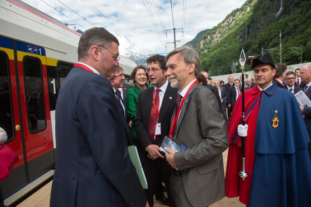 Der italienische Transportminister Graziano Delrio (Mitte), bei der Ankunft auf dem südlichen Festgelände. (Bild: Keystone / Gabriele Putzu)