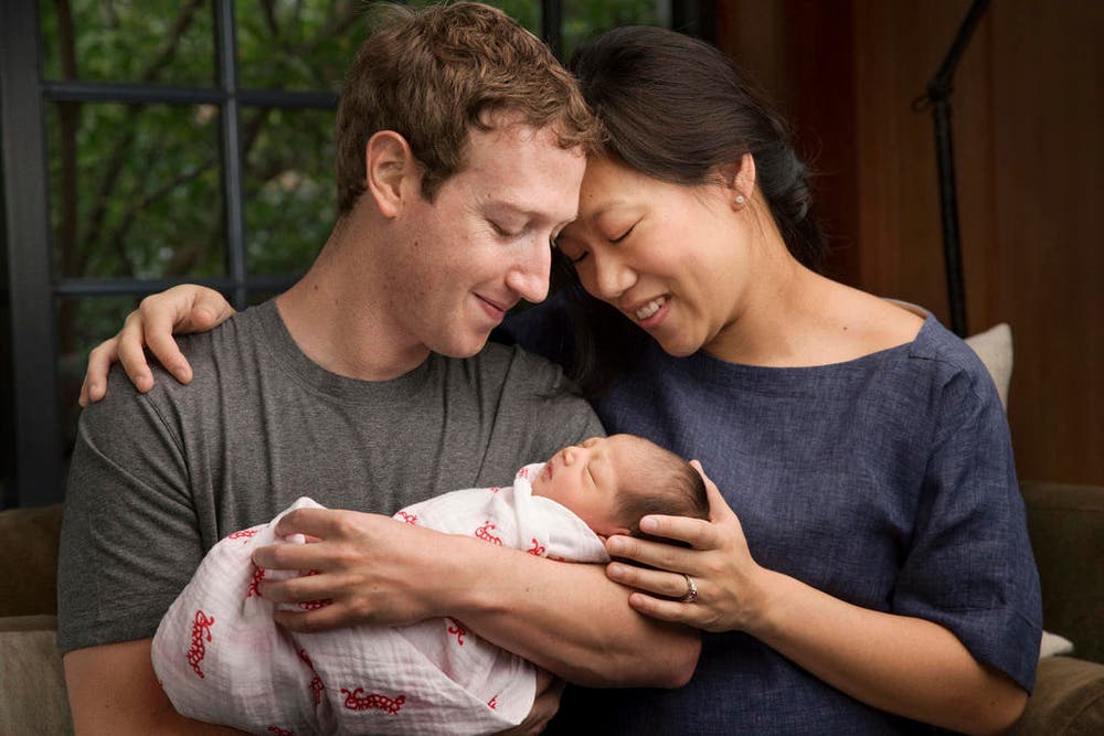 Mark Zuckerberg und seine Frau Chan präsentieren ihr Baby der Öffentlichkeit, natürlich auf Facebook. (Bild: AP / Facebook / Mark Zuckerberg)