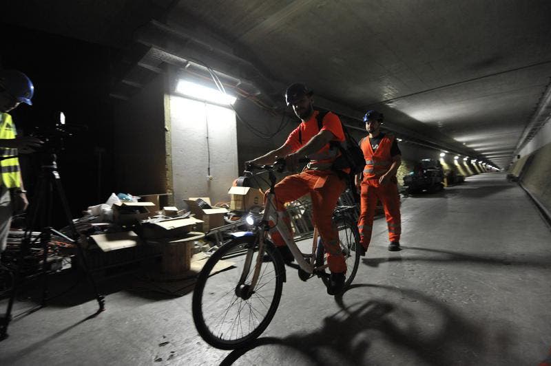 Noch gehts im Gotthard-Basistunnel gemütlich zu und her. Arbeiter benutzen das Velo, um in der weitläufigen Multifunktionsstelle Sedrun von A nach B zu gelangen. (Bild: Urs Hanhart / Neue UZ)