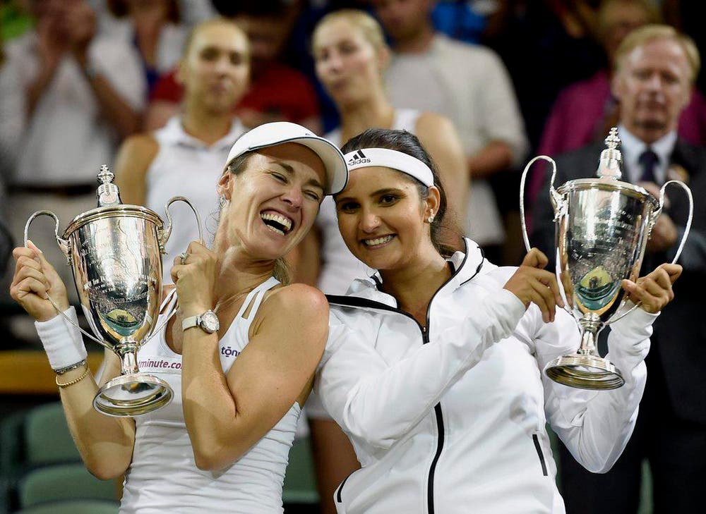 Martina Hingis (links) und Sania Mirza gewinnen den Doppelfinal in Wimbledon gegen Makarova / Vesnina 5:7, 7:6 und 7:5 (11. Juli). (Bild: AP / Facundo Arrizabalaga)