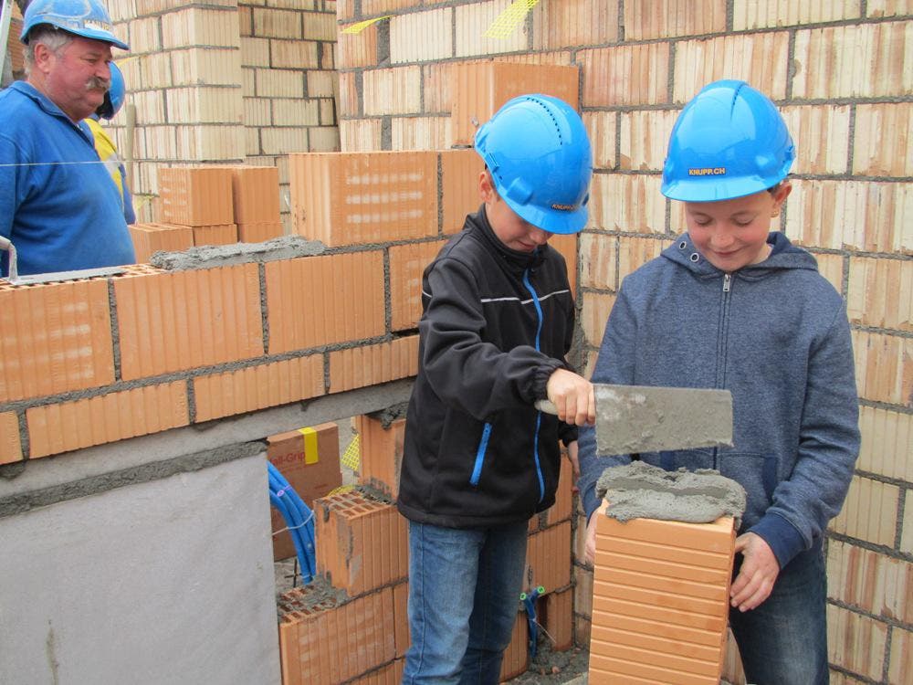 Knupp Bau AG, Eich/Grossdietwil: Ramon Blum (m.) und Quirin Wiese (r.) führen das Gelernte unter Aufsicht von Polier Markus Eiholzer (l.) selber aus. (Bild: Lukas Blum)