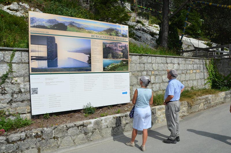 Interessierte Besucher informieren sich über das Bürgenstock Resort. (Bild: Martin Uebelhart / Neue NZ)