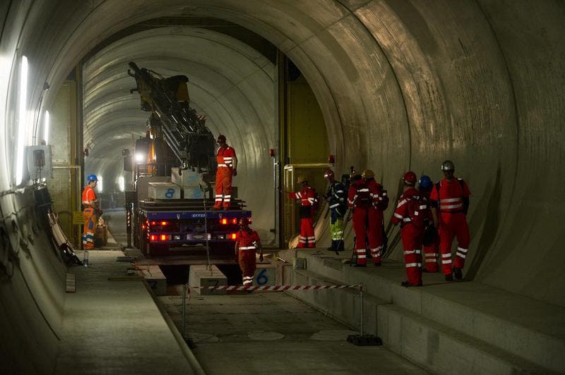 02.04.2013: Ein Teil der 450 Arbeiter, welche die restlichen bahntechnischen Anlagen fertigstellen. (Bild: Keystone)