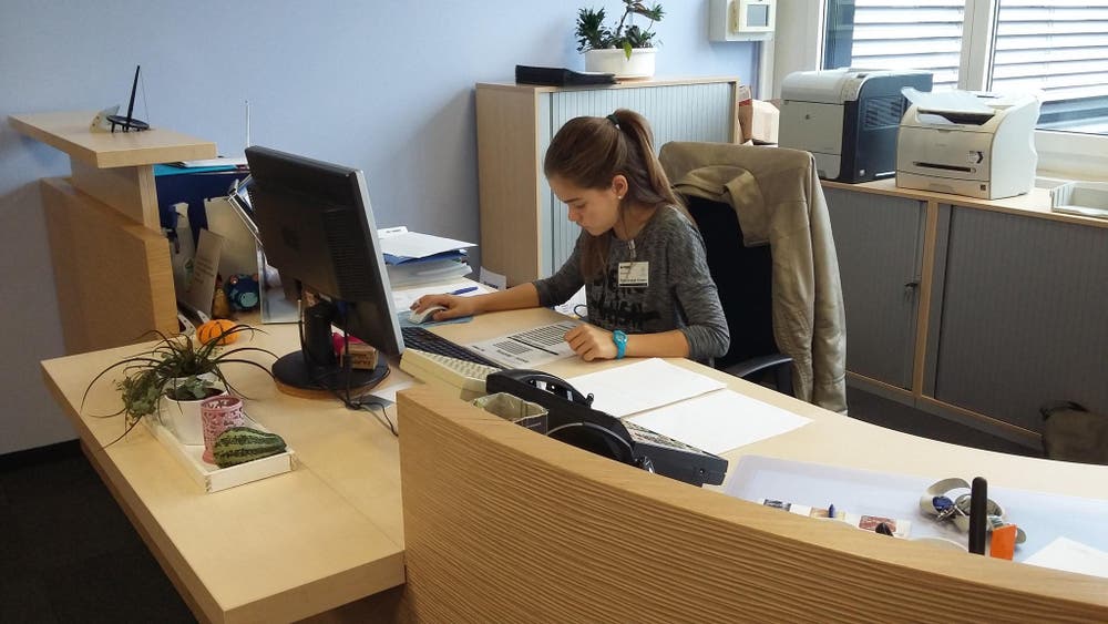 Ingram Micro GmbH, Cham: Nina Araújo Gomes geht konzentriert eine Liste durch. (Bild: Sandra Araújo Gomes)