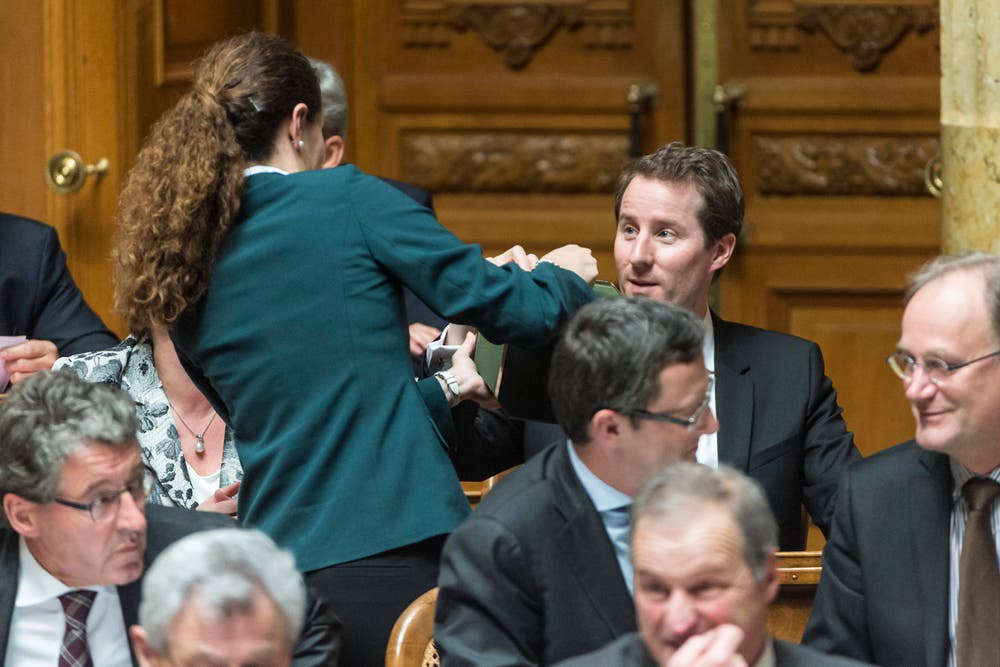 Bundesratskandidat Thomas Aeschi, rechts, gibt seine Stimme in die Wahlurne. (Bild: MARCEL BIERI)