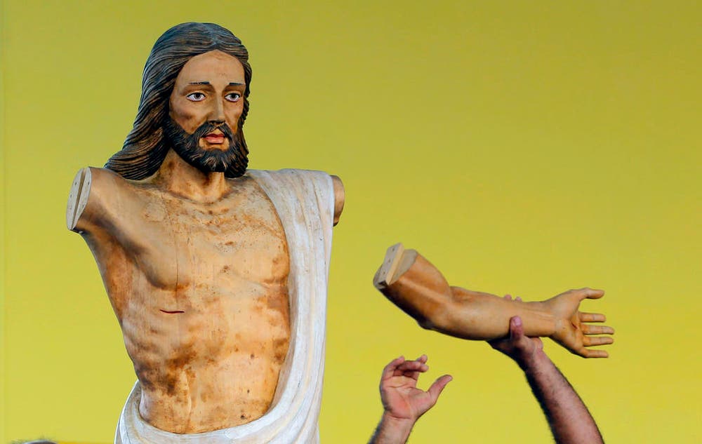 Ein Arbeiter montiert einen hölzernen Arm an eine Christus-Statue, bevor Papst Franziskus die Messe auf dem Platz der Revolution im kubanischen Havanna feiert. (Bild: AP / Desmond Boylan)