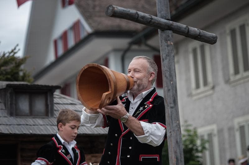 Ein Mitglied des Jodlerklubs Schüpfheim beim Betruf. (Bild: Pius Amrein / Neue LZ)