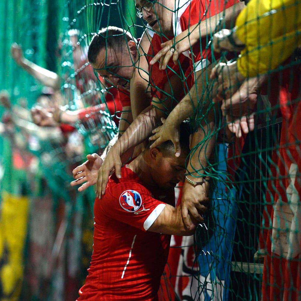 Die Schweiz siegt gegen Litauen 2:1. Auf dem Bild lässt sich Torschütze Xherdan Shaqiri von den Fans feiern (14. Juni). (Bild: Keystone / Georgios Kefalas)