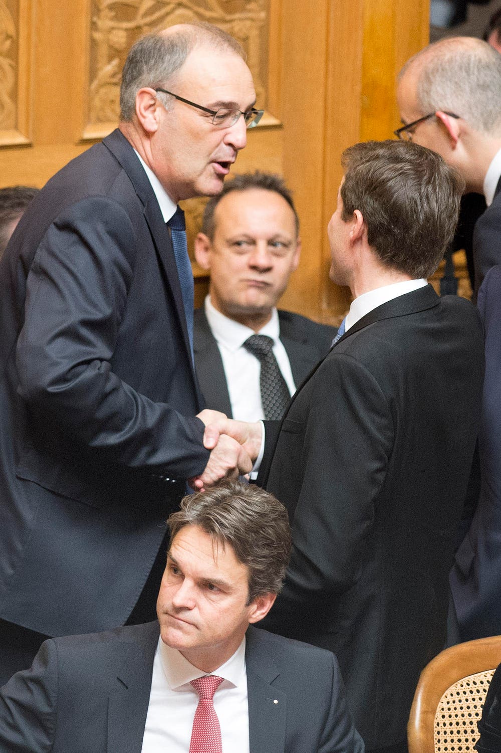 Die SVP-Nationalräte Guy Parmelin, VD, links, und Thomas Aeschi, ZG, unterhalten sich während den Bundesratswahlen. (Bild: KEYSTONE / PETER SCHNEIDER)