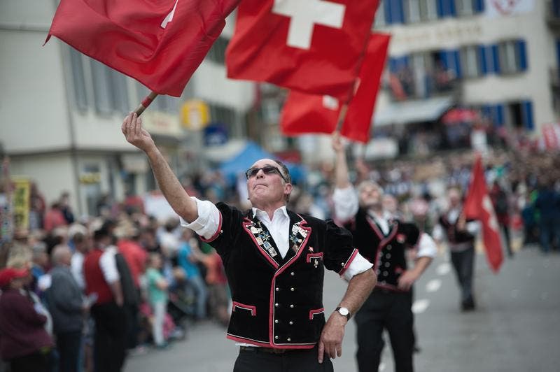 Die Fahnenschwinger der Alphornbläser- und Fahnenschwingervereinigung Amt Entlebuch geben ihr Können zum Besten. (Bild: Pius Amrein / Neue LZ)