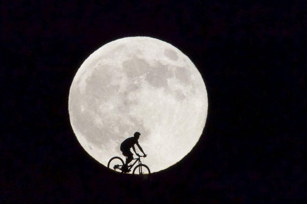 Ein Velofahrer, fotografiert vor dem Supermond in Fuerteventura. (Bild: EPA / Carlos De Saa)