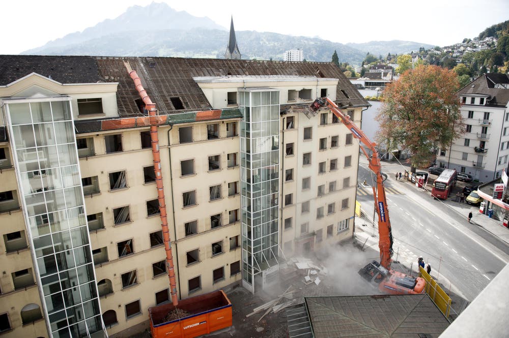 Über zwanzig Meter ist der Arm des Baggers lang, er krallt sich die Regenrinne und reist sie vom Dach runter. (Bild: Corinne Glanzmann / Neue LZ)