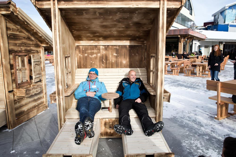 Tourismusdirektor Frederik Füssernich und Peter Reinle, Leiter Marketing und Stv. CEO geniessen die neuen Liegen auf der neue Terrasse des Restaurant Trübsee. (Bild: Manuela Jans-Koch (Neue LZ))