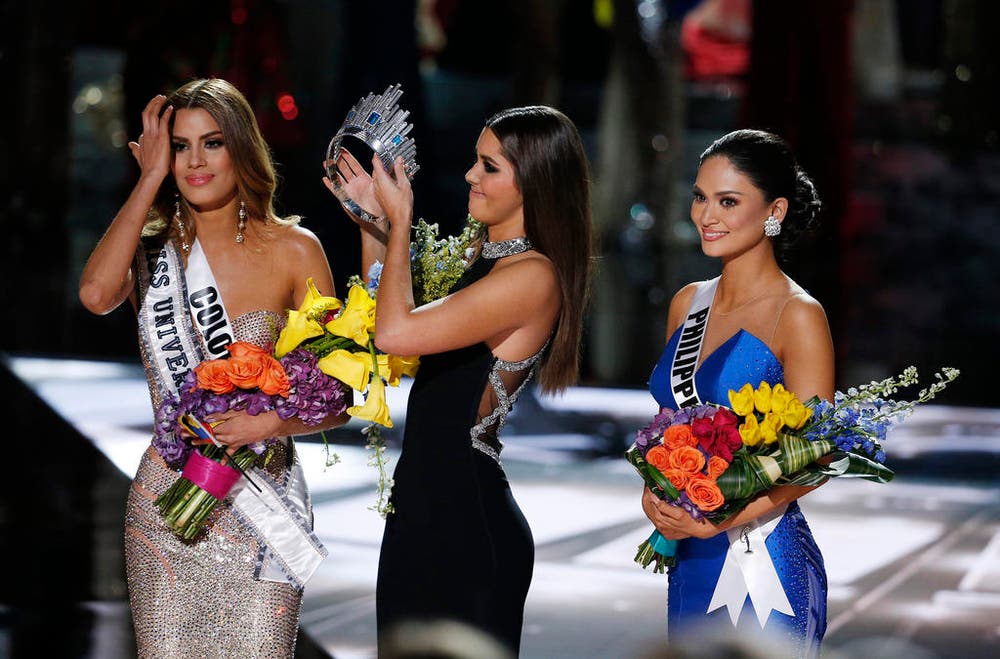 Pia Alonzo Wurtzbach (rechts) von den Philippinen wird Miss Universe 2015. Die ehemalige Miss Universe Paulina Vega (mitte) entfernt das Krönchen von Ariadna Gutierrez, Miss Universe 2014. (Bild: AP / John Locher)