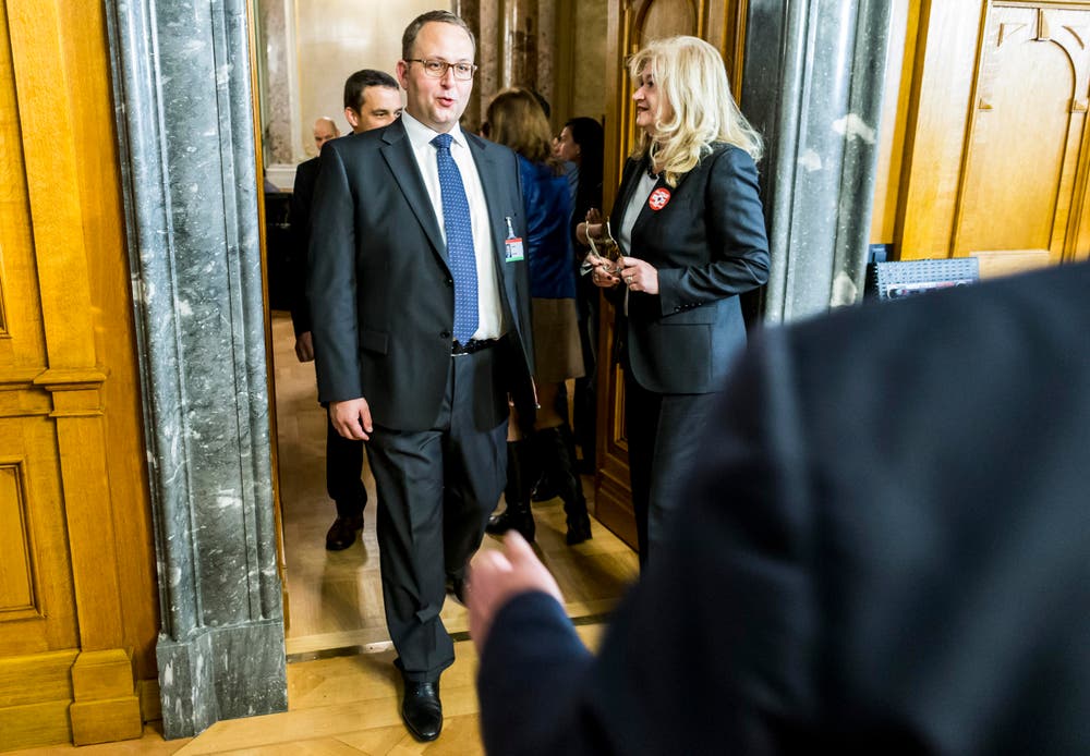 Bundesratskandidat Norman Gobbi SVP-TI in der Wandelhalle vor den Bundesratswahlen. (Bild: THOMAS HODEL)