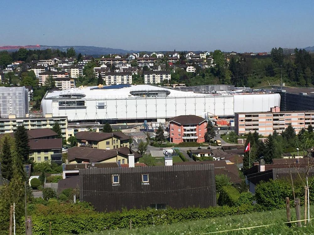 Blick auf die Mall of Switzerland mit dem Freizeitcenter (links), dem Shopping-Komplex (und dem Parkhaus (rechts). (Bild: René Meier (Ebikon, 30. April 2017))