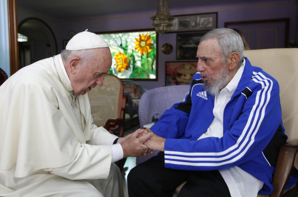 Papst Franziskus hält die Hand des ehemaligen kubanischen Staatschefs Fidel Castro beim Besuch in Havanna. (Bild: AP / Alex Castro)