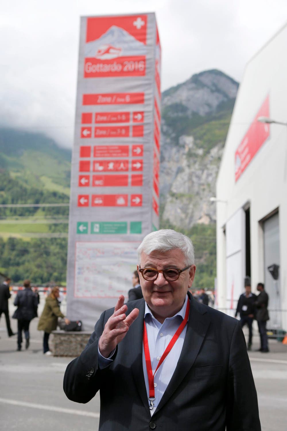 Joschka Fischer, ehemaliger deutscher Aussenminister, will den Höhepunkt europäischer Transportgeschichte nicht verpassen. (Bild: Keystone / Alexandra Wey)
