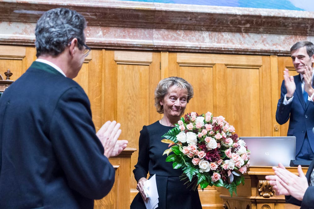 Bundesrätin Eveline Widmer-Schlumpf empfängt Applaus. (Bild: KEYSTONE / LUKAS LEHMANN)