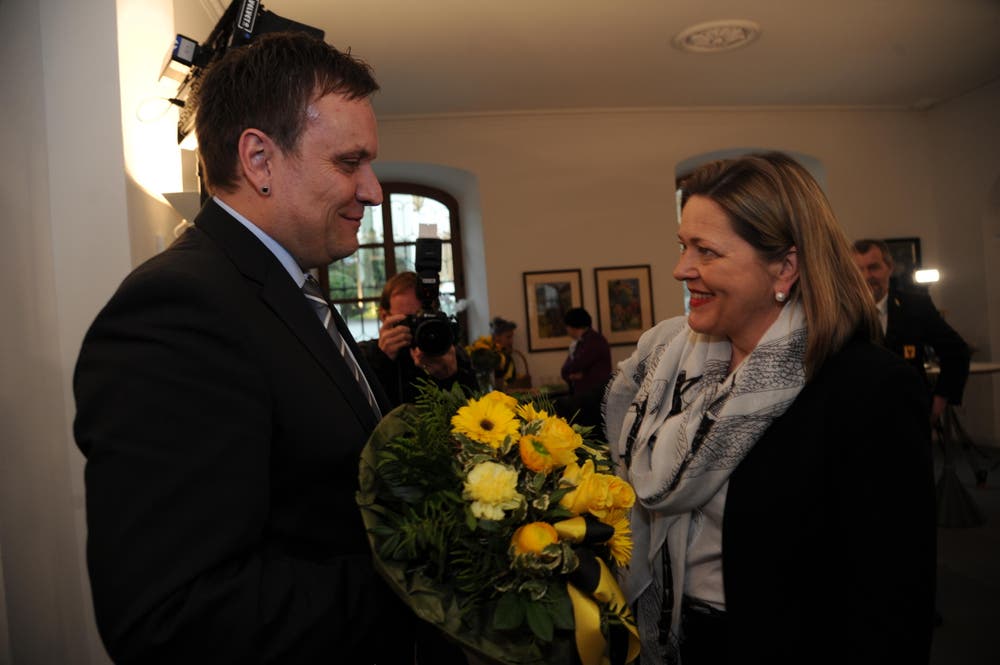 Blumen für den frischgewählten Roger Nager, rechts Regierungsrrätin Heidi Z'graggen. (Bild: Urs Hanhart / Neue UZ)