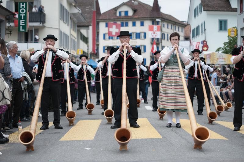 die Alphornbläser- und Fahnenschwingervereinigung Amt Entlebuch bringt ein Ständchen. (Bild: Pius Amrein / Neue LZ)