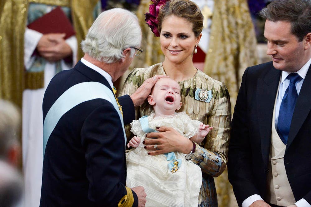 Schwedens König Carl XVI Gustaf (links) berührt den Kopf des Prinzen Nicolas, Sohn von Prinzessin Madeleine und Chris O'Neil. (Bild: AP / Jonas Ekstromer)