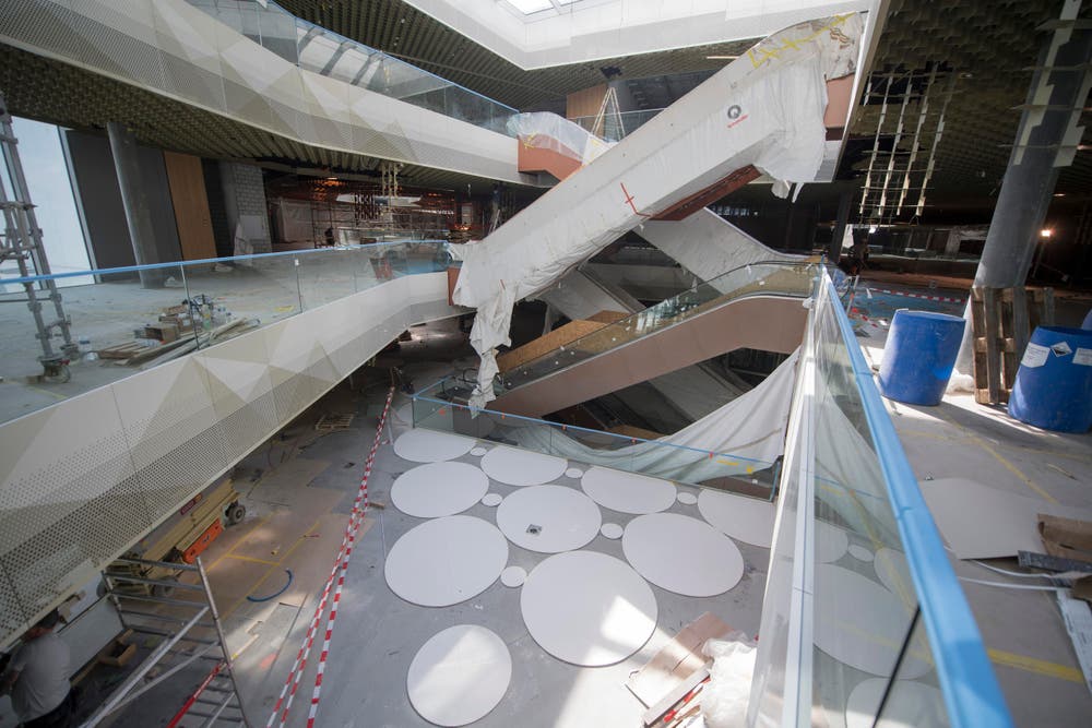 Rolltreppen und Geländer sind fix montiert, jetzt folgen die Detailarbeiten. (Bild: Urs Flüeler / Keystone)