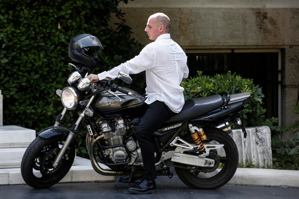 Griechenlands Finanzminister Yanis Varoufakis kommt für eine Kabinettsitzung mit dem Töff angebraust. (Bild: EPA / Yorgos Karahalis)
