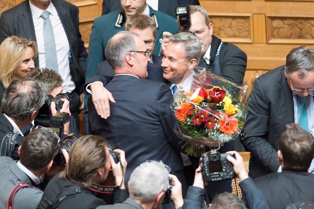 SVP-Nationalrat Guy Parmelin, VD, links, wird als neuer Bundesrat gewählt und erhält von Fraktionschef Adrian Amstutz Gratulationen. (Bild: PETER SCHNEIDER)