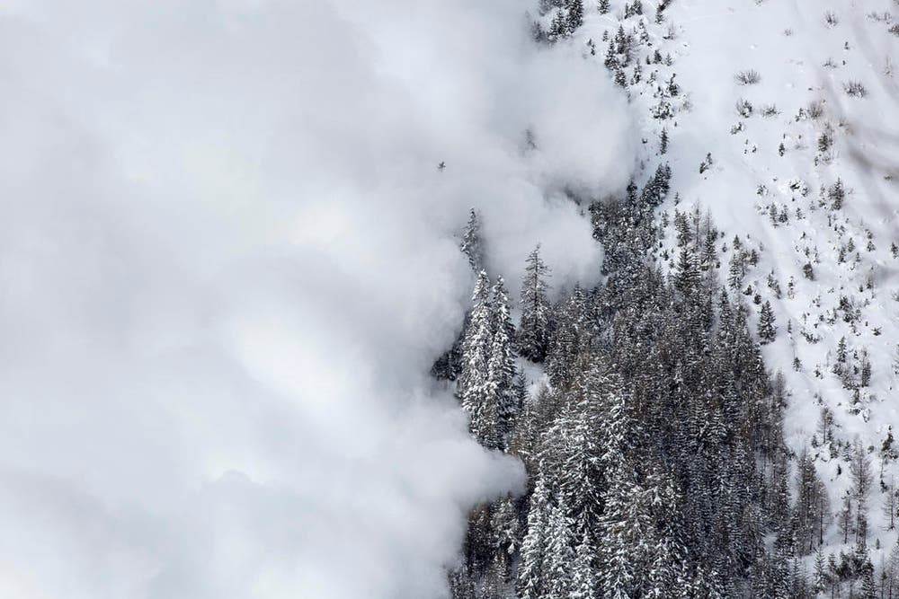 Eine Lawine donnert ins Tal. Das Eidgenössische Institut für Schnee- und Lawinenforschung SLF hatte sie im Testgelände in Anzère ausgelöst. (Bild: Keystone / Gaetan Bally)