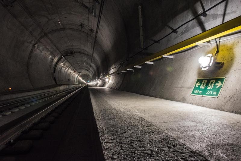 Alle 325 Meter gibt es eine Nothaltestelle. Auf dem Bild: Notbeleuchtung bei Amsteg (24.08.2015). (Bild: PD)