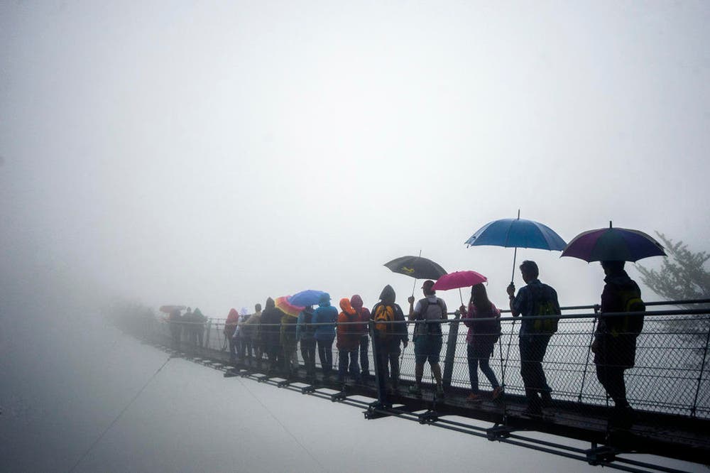 Eine Gruppe Menschen überquert die neu eröffnete Hängebrücke in der Nähe von Monte Carasso im Tessin. Die Hängebrücke ist 270 Meter lang und hat eine maximale Höhe von 130 Metern. (Bild: Keystone / Ti-Press / Samuel Golay)