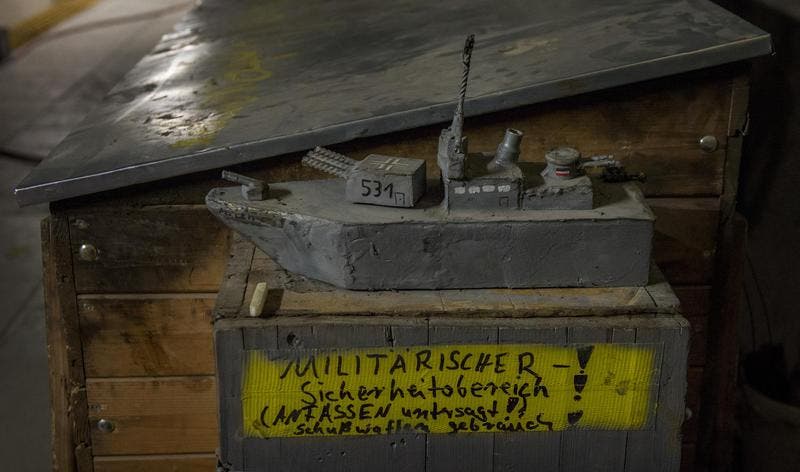 28. Mai 2014: Ein von einem Arbeiter gebautes Kriegsschiff aus Abfallmaterial steht auf einer Kiste mit der handgeschriebenen Aufschrift «Militärischer Sicherheitsbereich, Anfassen untersagt! Schusswaffengebrauch!)» (Bild: Keystone)