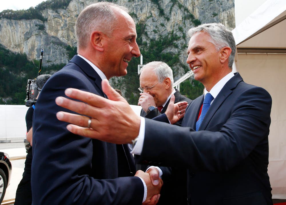 Aussenminister Didier Burkhalter (rechts) begrüsst Lichtensteins Premierminister Adrian Hasler. (Bild: Keystone/Reuters POOL/Ruben Sprich)